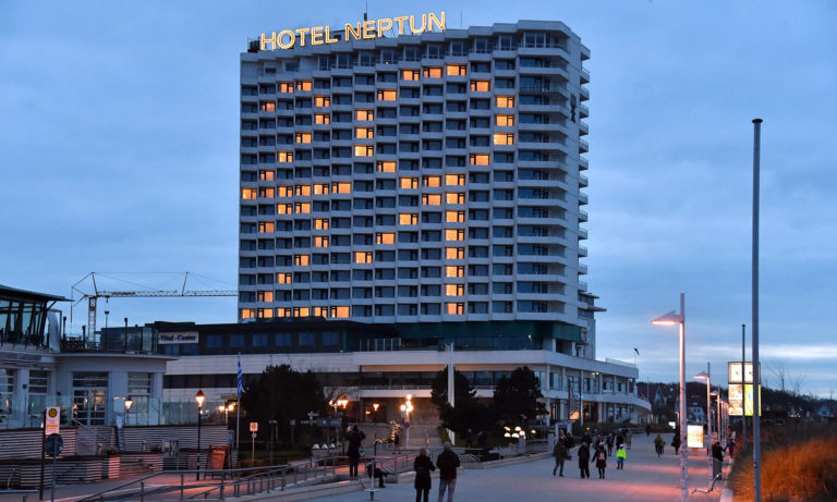 Jahreszahl 2021 am Hotel Neptun