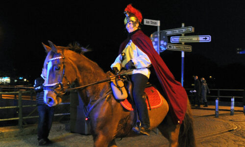 Martinsumzug mit Pferd, Laternen und Musik