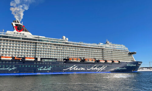 Mein Schiff 3: Kollision mit Containerschiff in Bremerhaven, keine Personenschäden