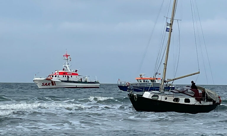 Seenotrettungskreuzer ARKONA befreite ein Sportboot vor Warnemünde