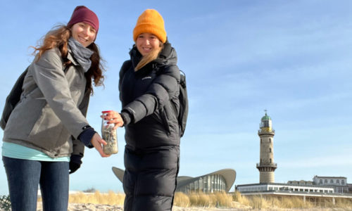 Tatort Warnemünde: Johanna und Valeska sammeln auf, was nicht an den Strand gehört