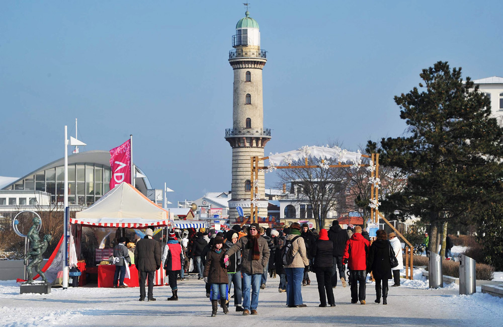 Wintermarkt auf der Seepromenade beim Warnemünder Wintervergnügen. Foto: Joachim Kloock