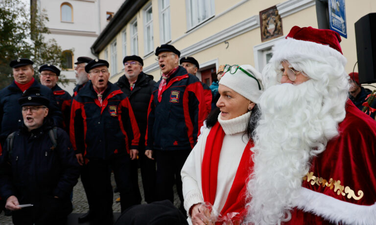 Weihnachtsmann und De Klaashahns in Warnemünde